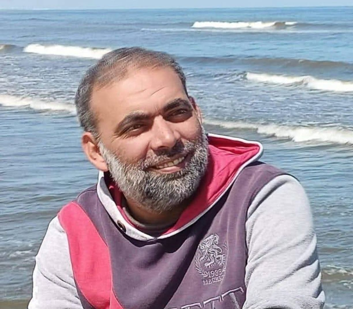 سعيد دويك مبتسمًا على شاطئ البحر